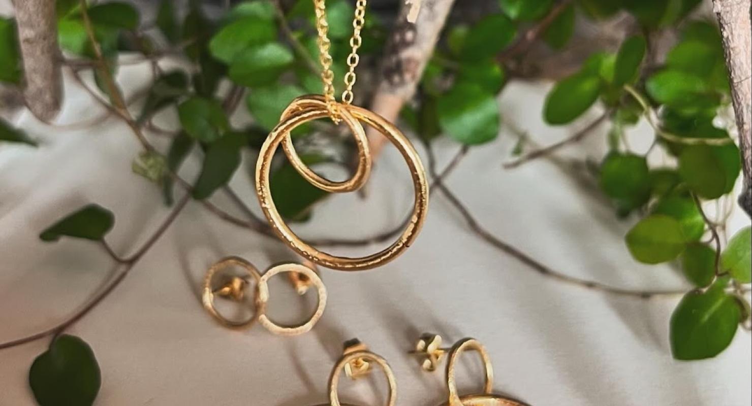 Nachhaltige Schweizer Bienen- und Beerenwachstücher, Schmuck aus recyceltem Gold und aus Porzellan - Mode upcyclée in Lucerne