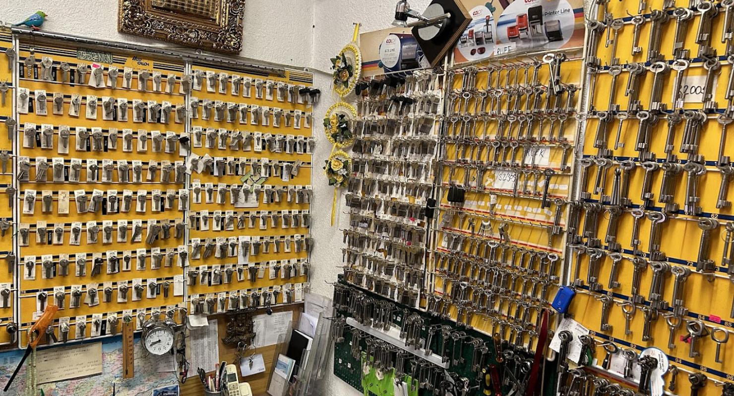 Cordonnerie Orbe clefs -maroquinerie -Gravure -Travaux sur Couir changement de piles-Tampon - Abbigliamento di seconda mano in Vaud