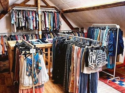 Fenêtre sur Cour - Friperie Brocante Seconde-main - Vêtements de seconde main en Vaud