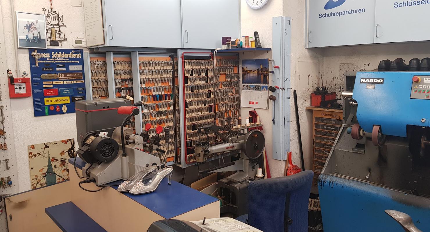 Cetin Schuhmacher Schuhreparaturen Schlüssel-Autoschlüssel Gravuren Stempel Service - Abbigliamento di seconda mano in Berna