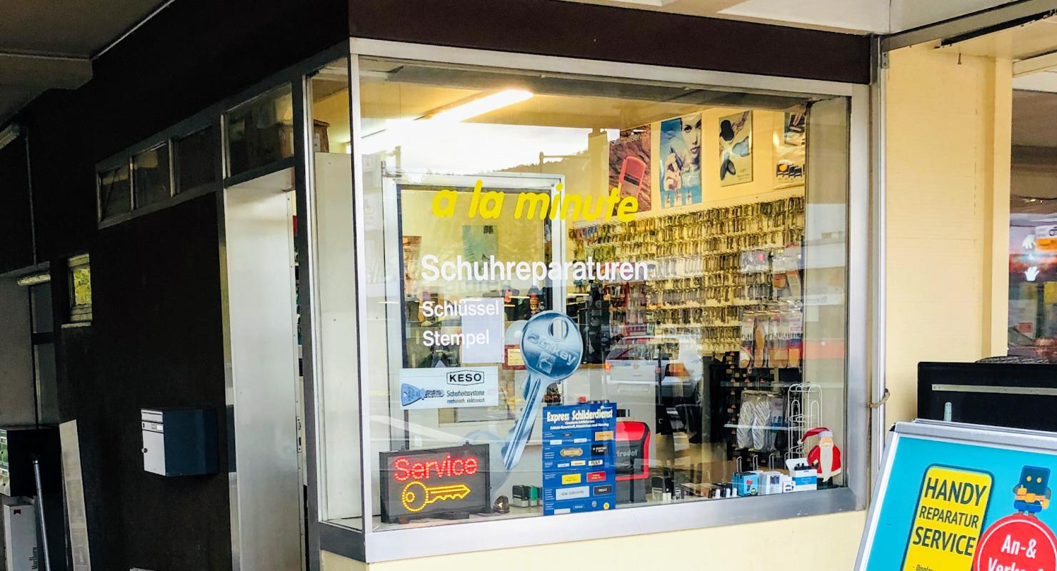 a la minute Handy Reparatur - Schlüssel - Schuhreparaturen - Stempel - Gravuren - Second-Hand-Kleidung in Basel-Land